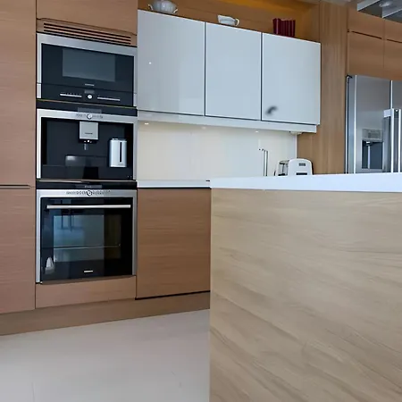 Luxury Riverside Villa, Near Centre Villa *