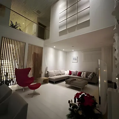 Luxury Riverside Villa, Near Centre