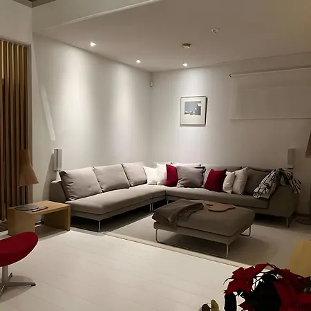 Luxury Riverside Villa, Near Centre Villa *