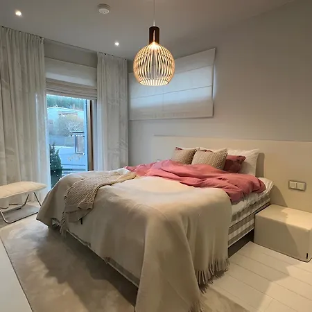 Luxury Riverside Villa, Near Centre