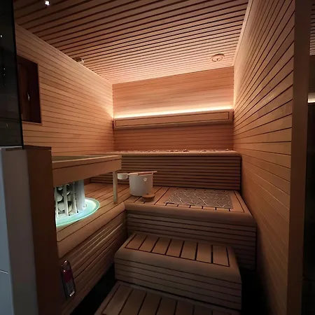 Luxury Riverside Villa, Near Centre Villa