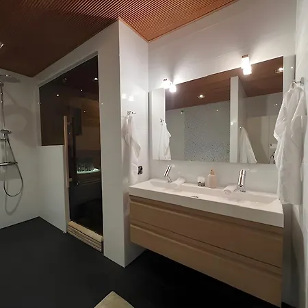 别墅 Modern Riverside W Magnificent River Views 罗瓦涅米