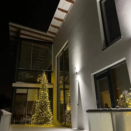 Modern Riverside W Magnificent River Views 罗瓦涅米